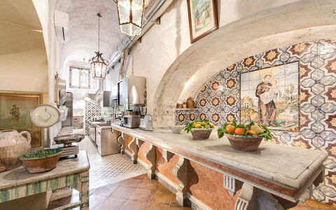 Villa Positano: Diseño De Interiores, Techo, Loseta, Porcelana, Utensilios Para Servir, Silla, Vajilla, Cocina, Cocina Y Comedor Mesa, Mostrador