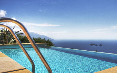 Villa Sant'Agata: Azul, Agua, Cuerpo De Agua, Piscina, Mar, Recurso, Costeras Y Los Accidentes Geográficos Oceánico, Ocio, Oceano, Mueble Para Exteriores
