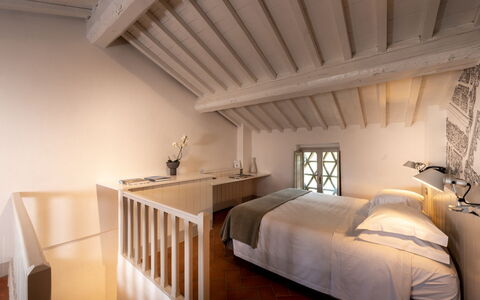 Agatea: Pared, Habitación, Diseño De Interiores, Cama, Piso, Techo, Suelo, Mueble, Casa, Habitación