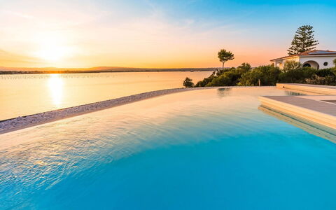 Villa Vernissage: Azul, Agua, Cuerpo De Agua, Horizonte, Mar, Costeras Y Los Accidentes Geográficos Oceánico, Oceano, Piscina, Lago, Costa