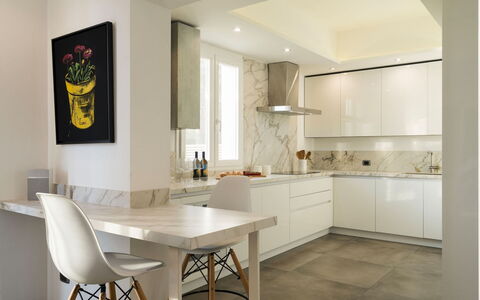 Villa Vernissage: Mueble, Diseño De Interiores, Piso, Mostrador, Pared, Suelo, Cocina, Madera, Lámpara, Techo