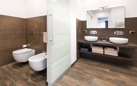 Villa Vernissage: Baño, Piso, Diseño De Interiores, Arreglo De Tubería, Pared, Suelo, Baño, Lavabo, Asiento Del Baño, Lavabo Del Baño
