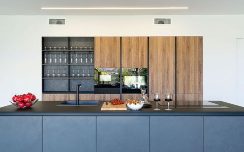 Villa Contemporanea: Cocina, Diseño De Interiores, Mostrador, Aparato De Cocina, Madera, Gabinetes, Piso, Mueble, Alacena, Electrodoméstico