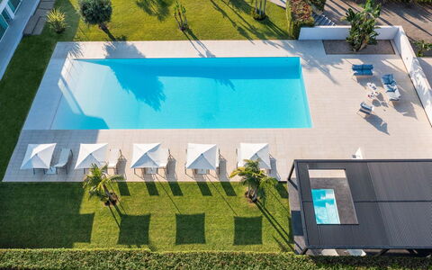 Villa Contemporanea: Piscina, Azul, Recurso, Ocio, Mueble Para Exteriores, Material Compuesto, Eco Hotel, Hotel, Centro De Ocio, Sunlounger