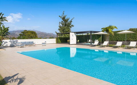 Villa Contemporanea: Piscina, Agua, Mueble, Mueble Para Exteriores, Recurso, Silla, Material Compuesto, Sombra, Eco Hotel, Paraguas