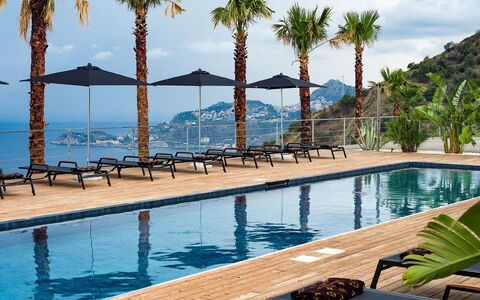 Villa Alcantara: Piscina, Recurso, Mueble Para Exteriores, Eco Hotel, Sunlounger, Hotel, Sombra, Ciudad De Vacaciones, Villa
