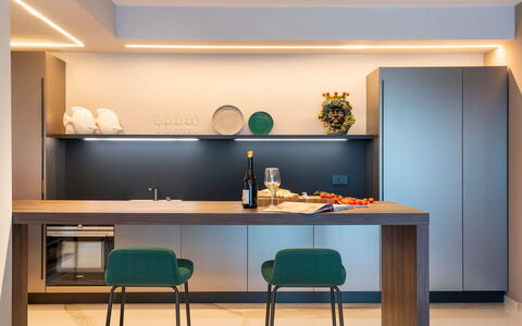 Villa Taormina- Baya Bella: Mueble, Diseño De Interiores, Piso, Madera, Mesa, Cocina, Mostrador, Casa, Suelo, Encendiendo