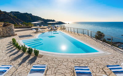 Villa Taormina- Baya Bella: Azul, Agua, Cuerpo De Agua, Piscina, Costeras Y Los Accidentes Geográficos Oceánico, Mar, Costa, Recurso, Playa, Mueble Para Exteriores