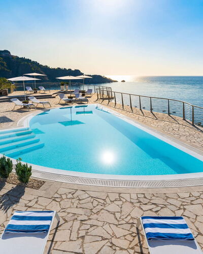 Villa Taormina- Baya Bella: Azul, Agua, Cuerpo De Agua, Piscina, Costeras Y Los Accidentes Geográficos Oceánico, Mar, Costa, Recurso, Playa, Mueble Para Exteriores