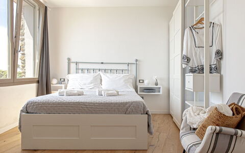 Vistamare: Mueble, Cama, Lecho, Diseño De Interiores, Habitación, Sábana, Piso, Suelo, Pared, Habitación