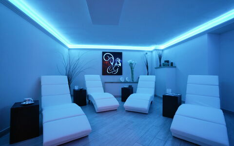 Villa Eline: Diseño De Interiores, Techo, Encendiendo, Piso, Suelo, Sala, Lámpara, Sofá, Hotel
