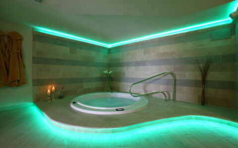 Villa Eline: Diseño De Interiores, Piso, Suelo, Techo, Recurso, Hotel, Diseño, Bañera, Piscina