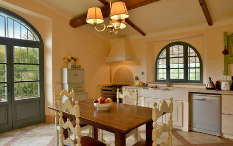 Villa Ginevra: Mueble, Diseño De Interiores, Piso, Madera, Suelo, Techo, Lámpara, Cocina, Silla, Encendiendo