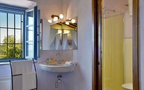 Villa Ginevra: Pared, Diseño De Interiores, Lavabo Del Baño, Arreglo De Tubería, Lámpara, Techo, Encendiendo, Casa, Baño, Suelo