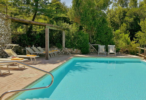 Villa Ginevra: Piscina, Mueble Para Exteriores, Mueble, Recurso, Material Compuesto, Eco Hotel, Sombra, Silla, Sunlounger, Thermae