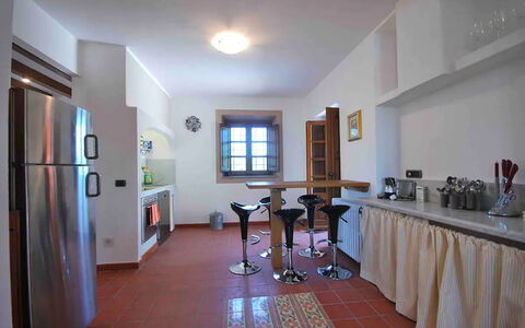 Villa Sarzana: Diseño De Interiores, Mueble, Piso, Cocina, Techo, Madera, Aparato De Cocina, Mostrador, Suelo, Lámpara