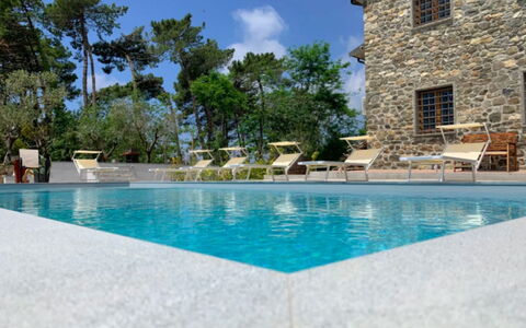 Villa Sarzana: Azul, Piscina, Recurso, Material Compuesto, Eco Hotel, Inmuebles, Fuente De Agua, Sombra, Villa, Loseta