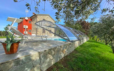 Villa Sarzana: Material Compuesto, Piscina, Sombra, Paisajismo, Fuente De Agua, Eco Hotel, Villa, Patio Interior
