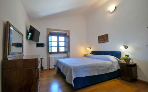 Villa Sarzana: Mueble, Casa, Techo, Habitación, Lámpara, Marco De La Cama, Lámpara, Cama, Marco, Madera Dura