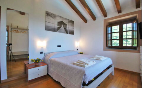 Villa Sarzana: Diseño De Interiores, Techo, Habitación, Casa, Habitación, Mueble, Piso, Cama, Suelo, Marco De La Cama