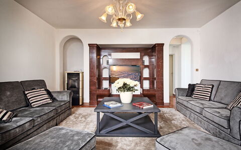 Tenuta le Selve: Mueble, Diseño De Interiores, Sofá, Piso, Suelo, Sala, Departamento, Techo, Habitación, Casa