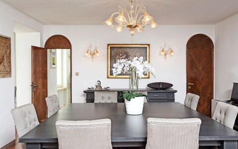 Tenuta le Selve: Mueble, Diseño De Interiores, Mesa, Pared, Piso, Madera, Silla, Comedor, Lámpara, Cocina Y Comedor Mesa