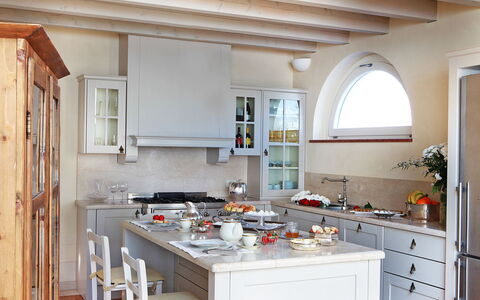 Tenuta le Selve: Mueble, Cocina, Diseño De Interiores, Mostrador, Piso, Madera, Gabinetes, Aparato De Cocina, Casa, Encendiendo