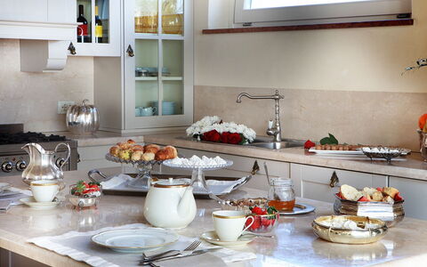 Tenuta le Selve: Vajilla, Utensilios Para Servir, Diseño De Interiores, Mueble, Vajilla, Porcelana, Fruta, Drinkware, Comida