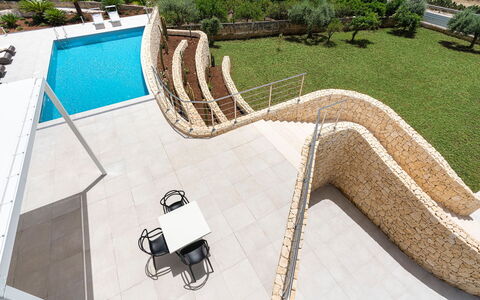Villa Nina: Escalera, Material Compuesto, Pretil, Hormigón, Sombra, Piscina, Paisajismo, Pared De Piedra, Losa