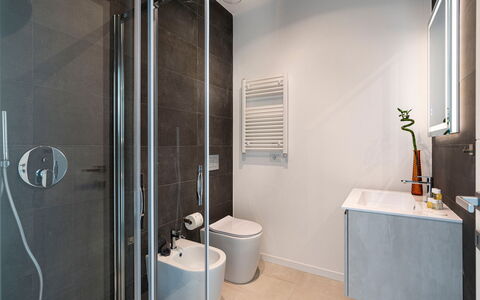 Villa Nina: Baño, Arreglo De Tubería, Piso, Suelo, Diseño De Interiores, Baño, Lavabo, Grifo, Plomería, Asiento Del Baño