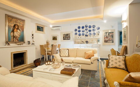 Villa Teresa: Mueble, Diseño De Interiores, Sofá, Piso, Techo, Madera, Mesa, Sala, Suelo, Habitación