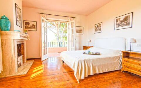 Villa Magazzini: Piso, Mueble, Diseño De Interiores, Madera, Suelo, Cama, Habitación, Habitación, Sábana, Casa