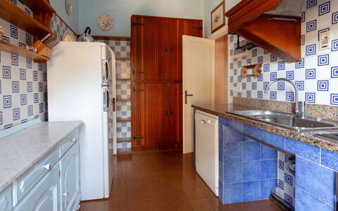 Villa Magazzini: Piso, Cocina, Madera, Diseño De Interiores, Suelo, Mostrador, Electrodoméstico, Gabinetes, Aparato De Cocina, Habitación