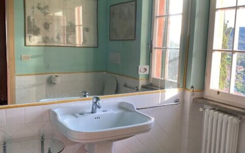 Villa Magazzini: Lavabo Del Baño, Arreglo De Tubería, Diseño De Interiores, Lavabo, Piso, Suelo, Baño, Grifo, Plomería, Espejo