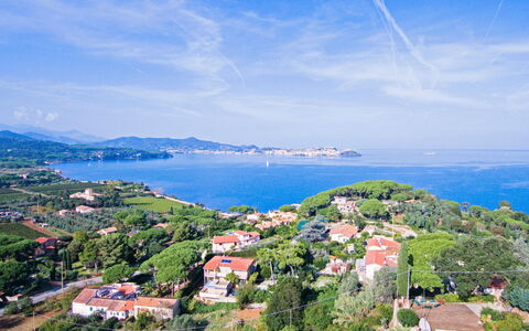 Villa Magazzini: Azul, Verde, Costa, Horizonte, Costeras Y Los Accidentes Geográficos Oceánico, Paisaje Natural, Mar, Paisaje, Verano, Oceano