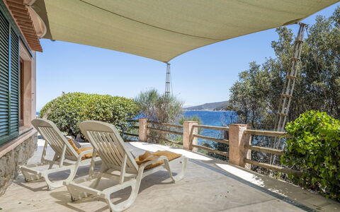 Villa Marciana: Mueble, Mueble Para Exteriores, Sombra, Balcón, Silla, Porche, Mesa Al Aire Libre, Cerca, Cubierta, Zona Tropical