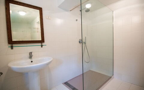 Villa Marciana: Baño, Arreglo De Tubería, Piso, Suelo, Diseño De Interiores, Lavabo Del Baño, Ducha, Plomería, Alcachofa De La Ducha, Grifo