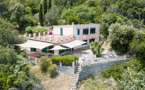 Villa Marciana: Sombra, Jardín, Inmuebles, Paraguas, Paisajismo, Mueble Para Exteriores, Eco Hotel, Villa, Hacienda, Mesa Al Aire Libre