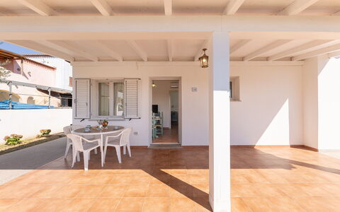 Apartments In Golfo Orosei: Piso, Suelo, Puerta, Casa, Porche, Manchas De Madera, Sombra, Madera Dura, Balcón, Cubierta