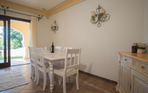 Porto Cervo Apartments Wifi And Ac: Mueble, Diseño De Interiores, Piso, Madera, Suelo, Mesa, Cocina Y Comedor Mesa, Comedor, Habitación, Silla