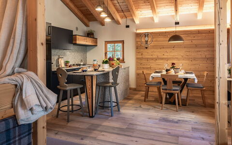 Baita Piciola: Madera, Mueble, Diseño De Interiores, Casa, Mesa, Cabaña, Piso, Cuarto De Troncos, Silla, Cocina Y Comedor Mesa