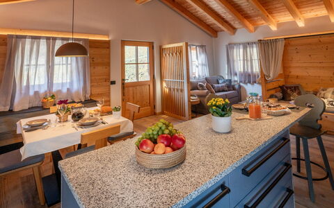 Baita Piciola: Madera, Mueble, Diseño De Interiores, Casa, Casa, Piso, Cabaña, Techo, Silla, Habitación