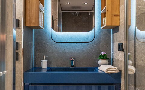 Baita Piciola: Diseño De Interiores, Piso, Arreglo De Tubería, Espejo, Lámpara, Lavabo, Techo, Plomería, Lavabo Del Baño, Baño