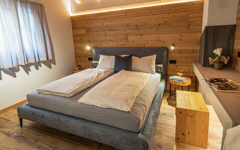 Baita Piciola: Diseño De Interiores, Madera, Piso, Habitación, Mueble, Cama, Suelo, Techo, Marco De La Cama, Lecho