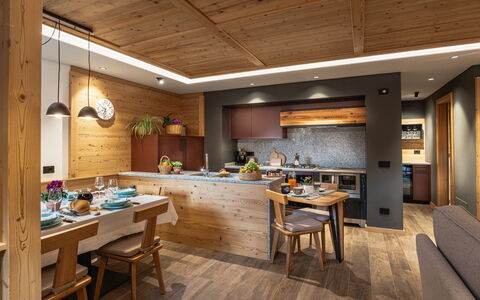 Baita Granda: Mueble, Madera, Diseño De Interiores, Techo, Piso, Cocina, Cocina Y Comedor Mesa, Casa, Mesa, Silla