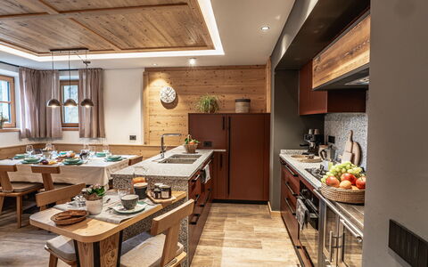 Baita Granda: Mueble, Diseño De Interiores, Madera, Cocina, Piso, Mesa, Mostrador, Techo, Cocina Y Comedor Mesa, Silla