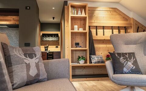 Baita Granda: Mueble, Diseño De Interiores, Piso, Madera, Suelo, Sala, Habitación, Encendiendo, Techo, Casa