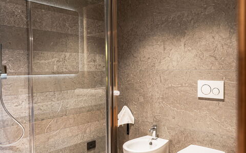 Baita Granda: Baño, Piso, Suelo, Arreglo De Tubería, Baño, Pared, Diseño De Interiores, Asiento Del Baño, Plomería, Loseta
