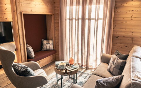 Baita Granda: Mueble, Diseño De Interiores, Piso, Madera, Suelo, Sala, Sofá, Departamento, Encendiendo, Habitación