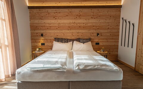 Baita Granda: Diseño De Interiores, Madera, Mueble, Habitación, Piso, Cama, Suelo, Sábana, Techo, Lecho